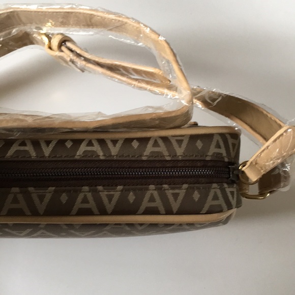 🦋 Avon Signature Collection for Women “Small Handbag” - Picture 4 of 8